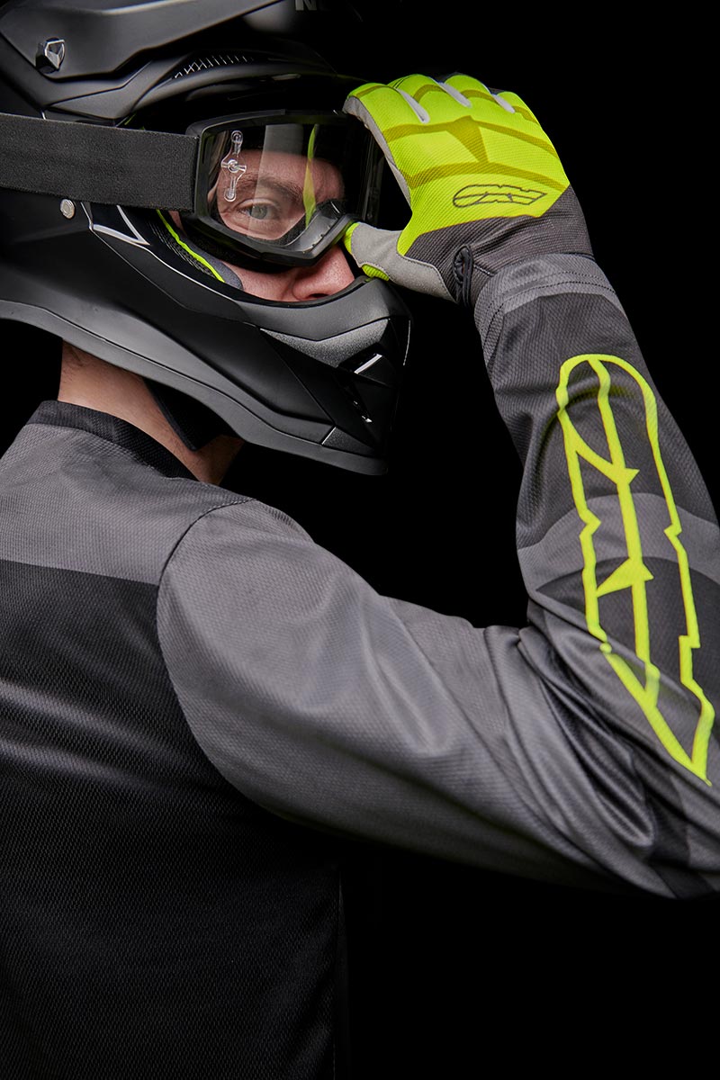 Motociclista con casco AXO